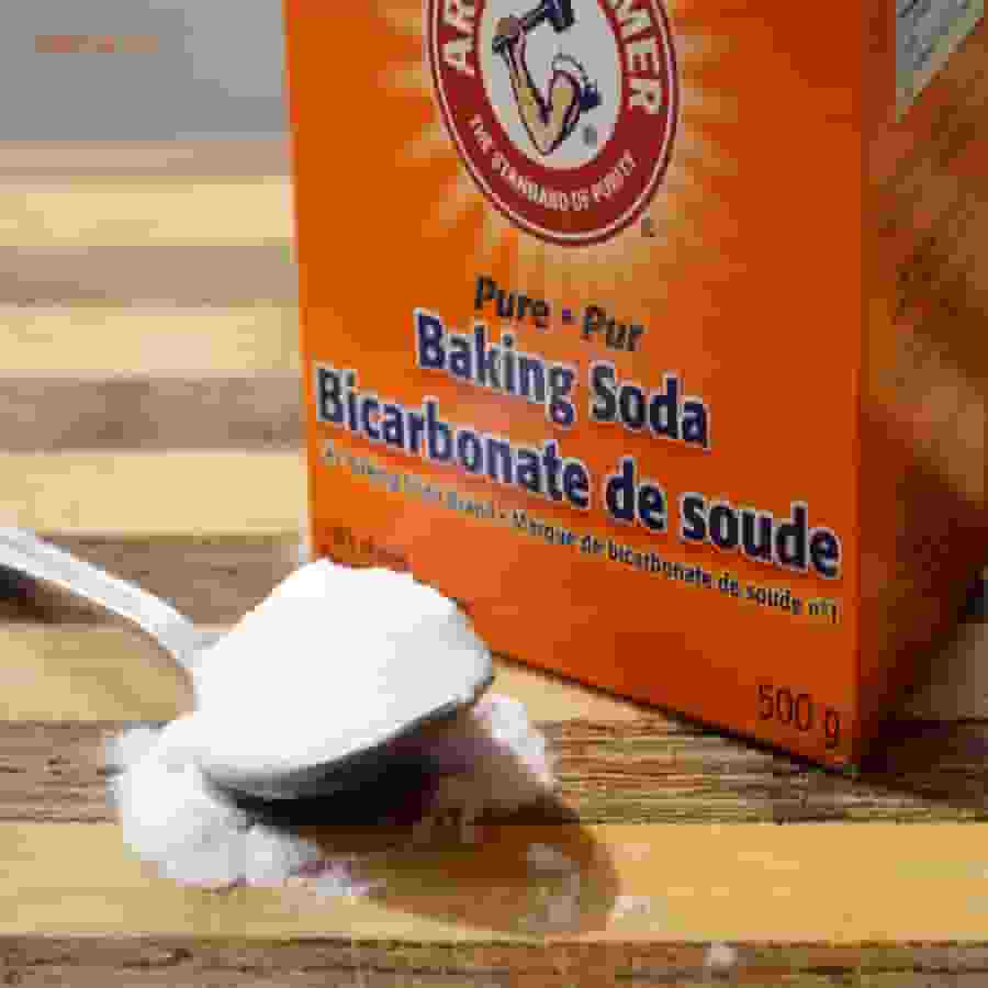 Sử dụng baking soda cũng rất hiệu quả trong việc tẩy vết cháy nồi