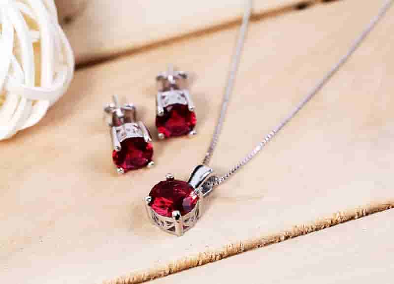 Đá ruby được làm mặt dây chuyền, mặt nhẫn 