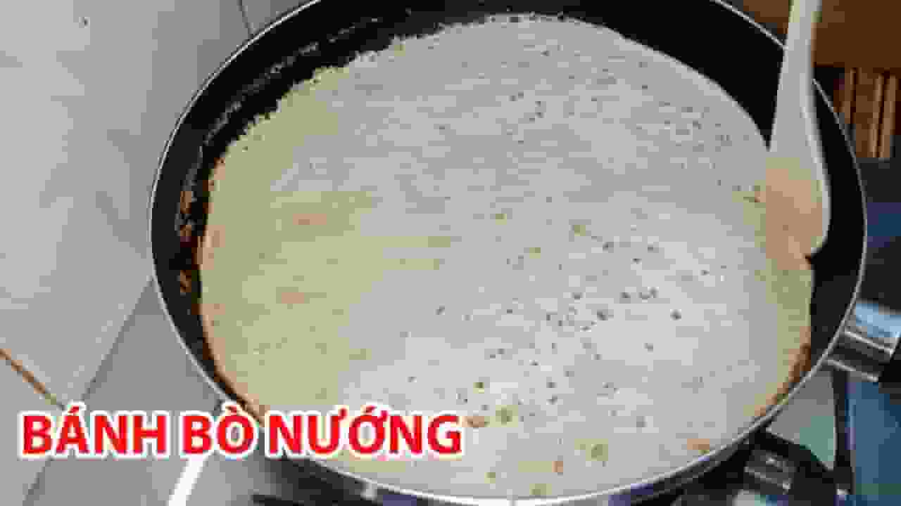 Cho bột bánh bò vào chảo chống dính 