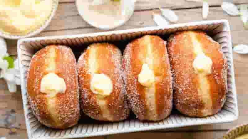 Thành phẩm bánh donut nhân kem trứng