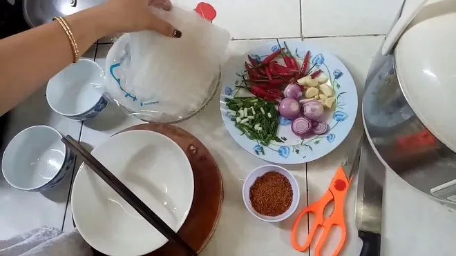 Nguyên liệu làm bánh tráng tỏi