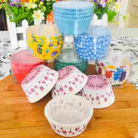 Cách làm cốc giấy đựng cupcake độc đáo nhất chính là việc trang trí họa tiết